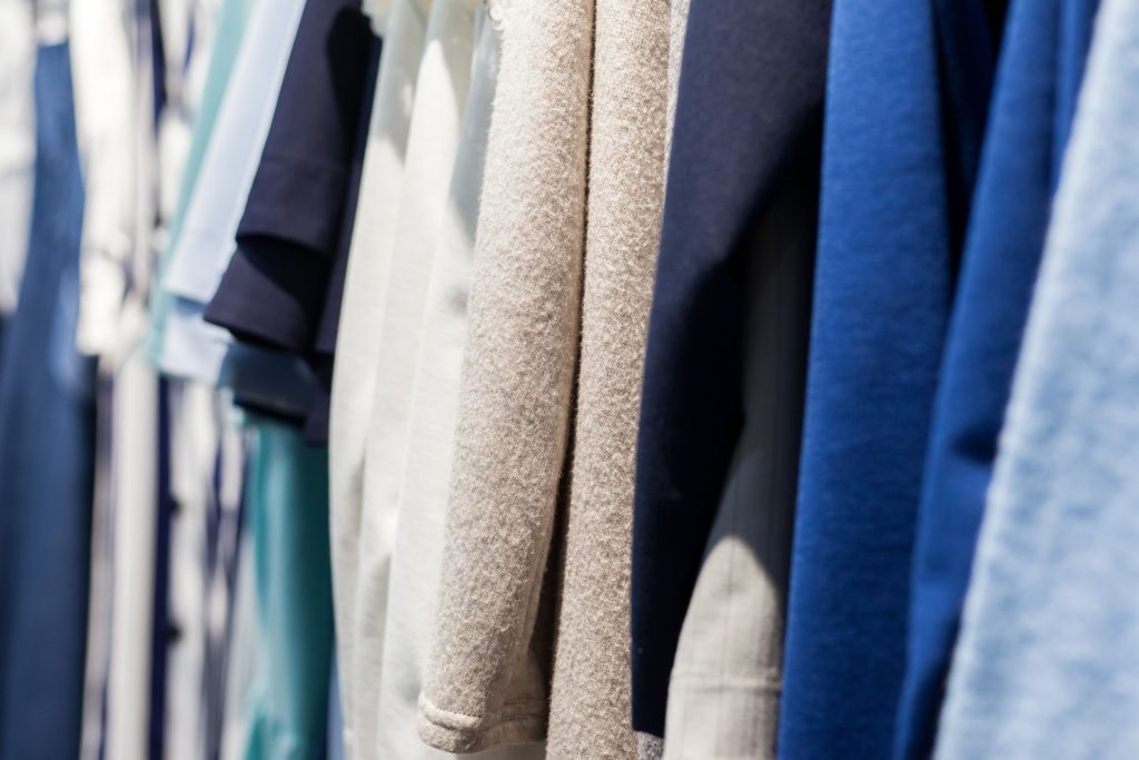 Hergebruik van kledingstukken: tips voor een duurzame kast