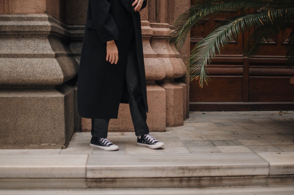 5 stijltips voor sneakers en formele outfits
