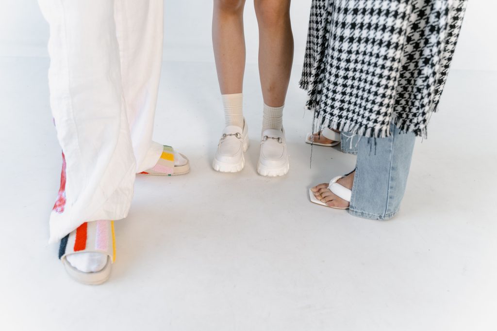 Sneakers vs sandalen: welke kies je voor de zomer