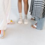 Sneakers vs sandalen: welke kies je voor de zomer
