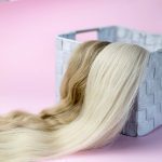 Blonde en bruine haarlokken naast elkaar op een mand