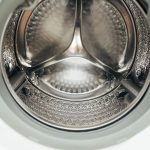 Open trommel van een wasmachine van dichtbij