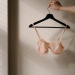 Roze bh aan een hanger te drogen aan een muur