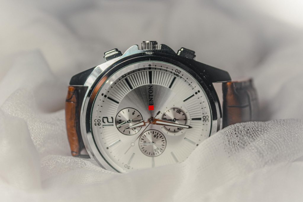 Horloge met chronograaf en leren band van dichtbij