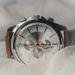Horloge met chronograaf en leren band van dichtbij