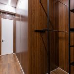 Inloopkast met houten wanden en open planken